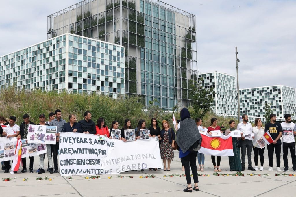 Yezidi's in Nederland herdenken de gebeurtenissen van vijf jaar geleden bij het Strafhof in Den Haag.