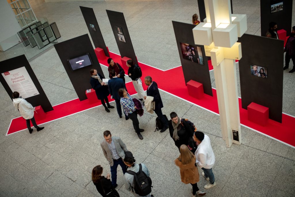 Fototentoonstelling preferred pronouns in Atrium stadhuis Den Haag