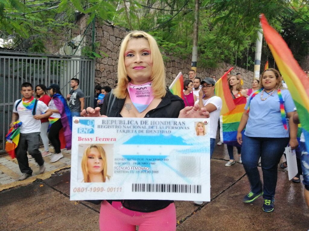 Bessy Ferrera bij een demonstratie in Honduras